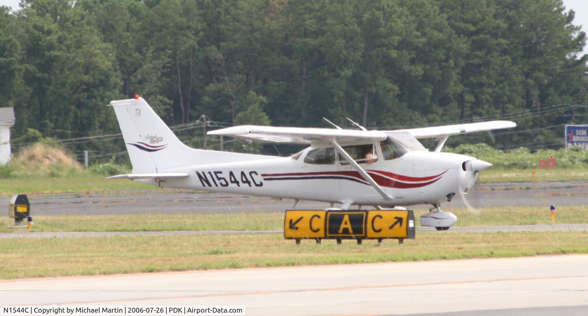 N1544C, 2000 Cessna 172S C/N 172S8365, Taxing to tiedown