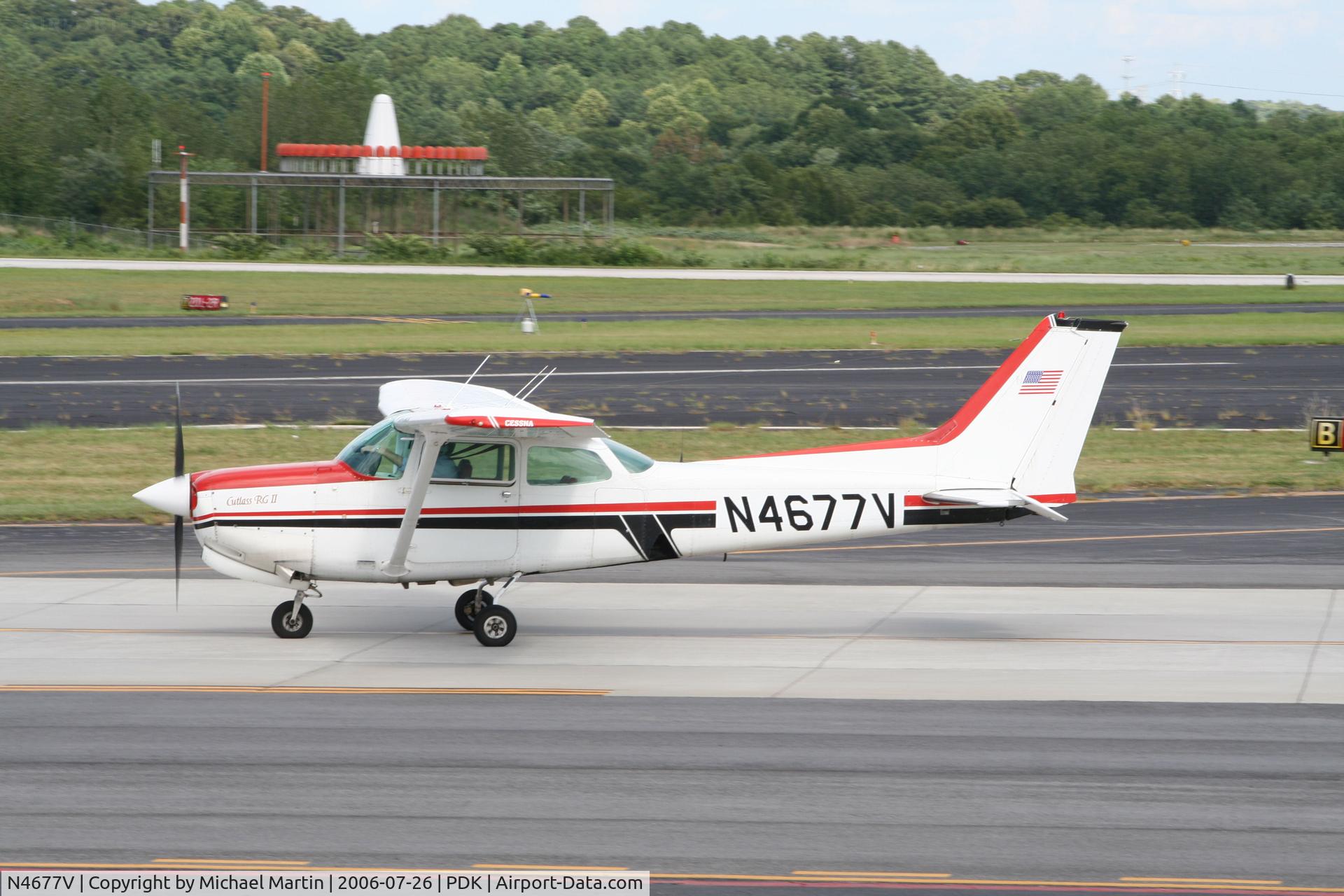 N4677V, 1980 Cessna 172RG Cutlass RG C/N 172RG0224, Taxing to tiedown