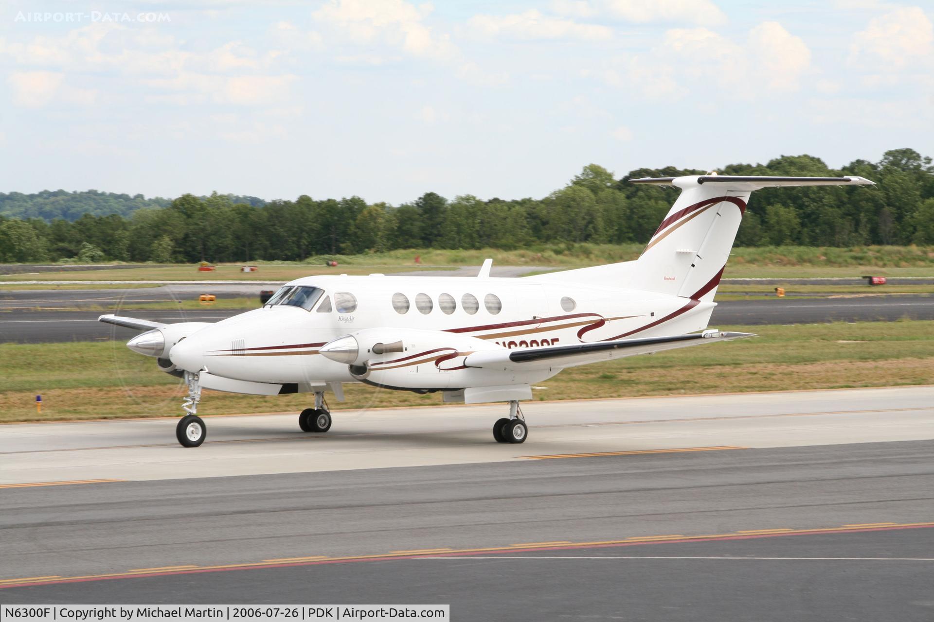 N6300F, 2004 Beech B200 King Air C/N BB-1865, Taxing to Runway 20L