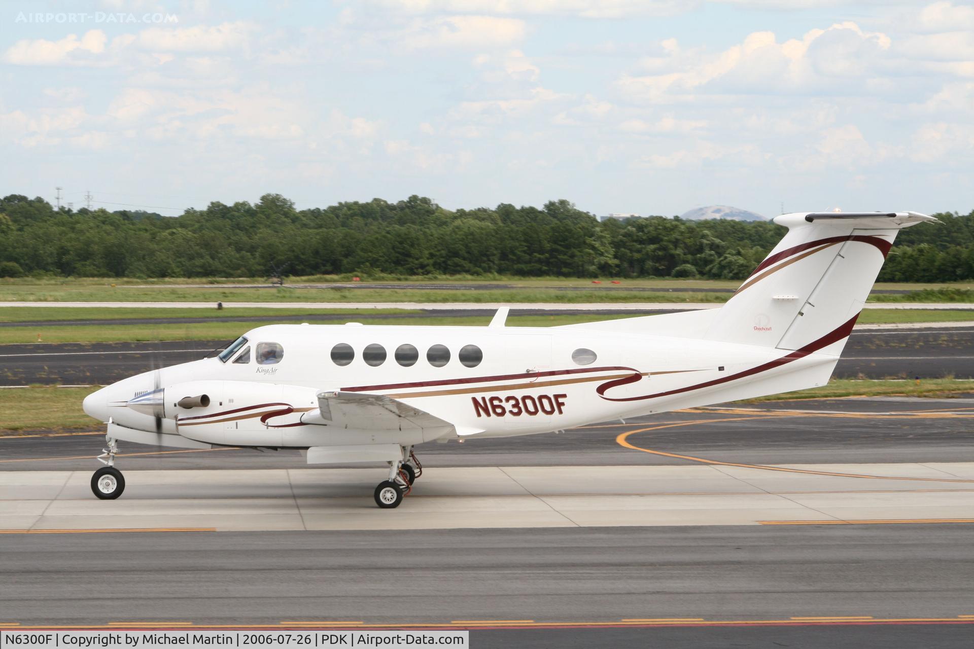 N6300F, 2004 Beech B200 King Air C/N BB-1865, Taxing to 20L for flight to DNS