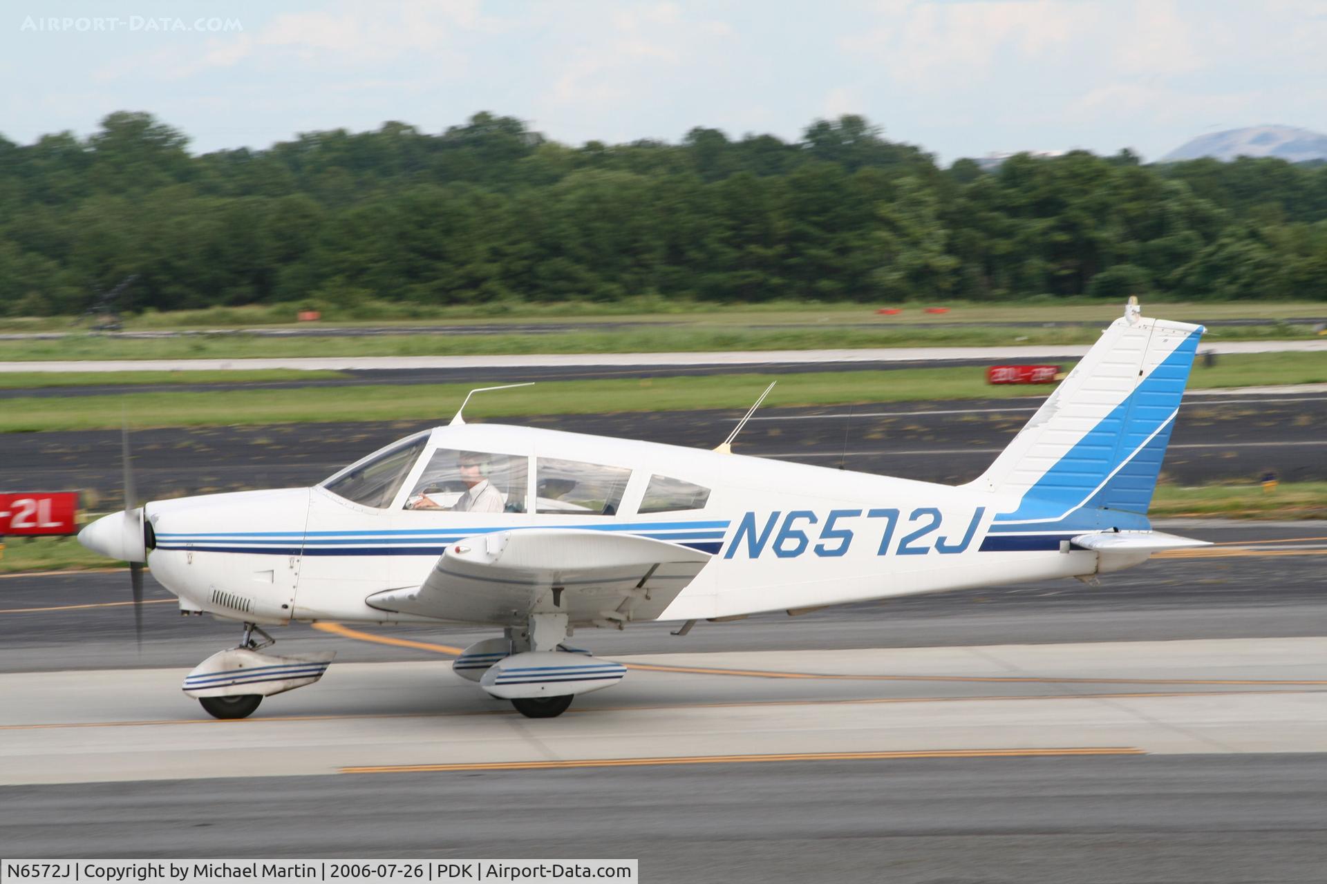 N6572J, 1968 Piper PA-28-180 C/N 28-5025, Taxing to Runway 20R
