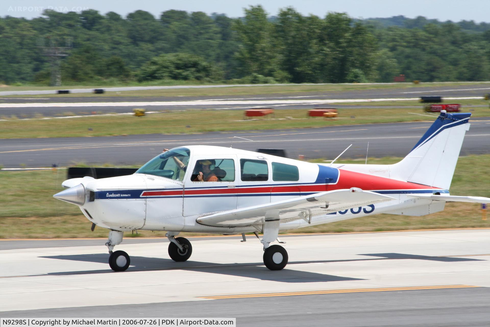 N9298S, 1975 Beech C23 Sundowner 180 C/N M-1629, Student Pilot Giving the Thumbs Up!