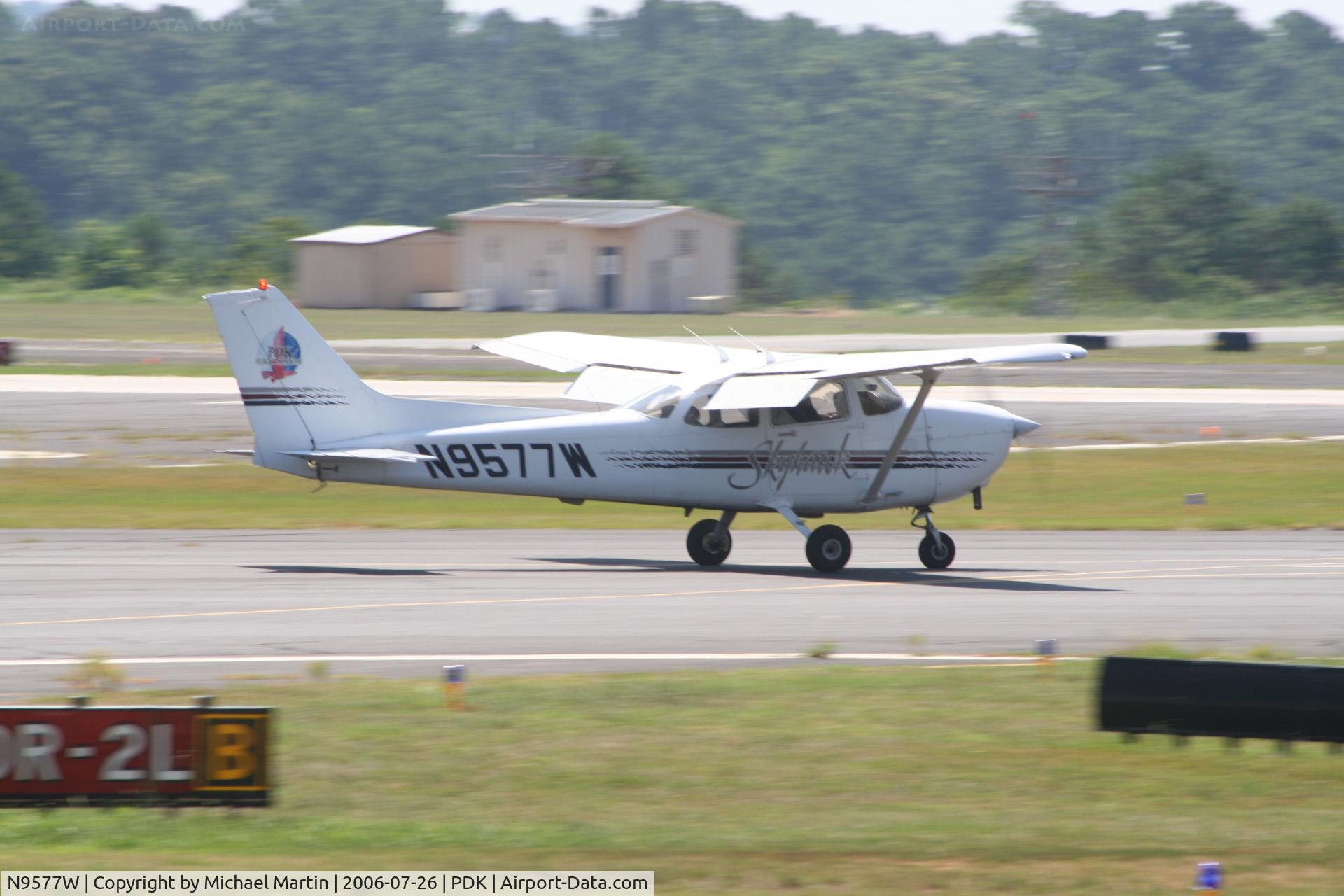 N9577W, 1998 Cessna 172R C/N 17280527, Landing 20R