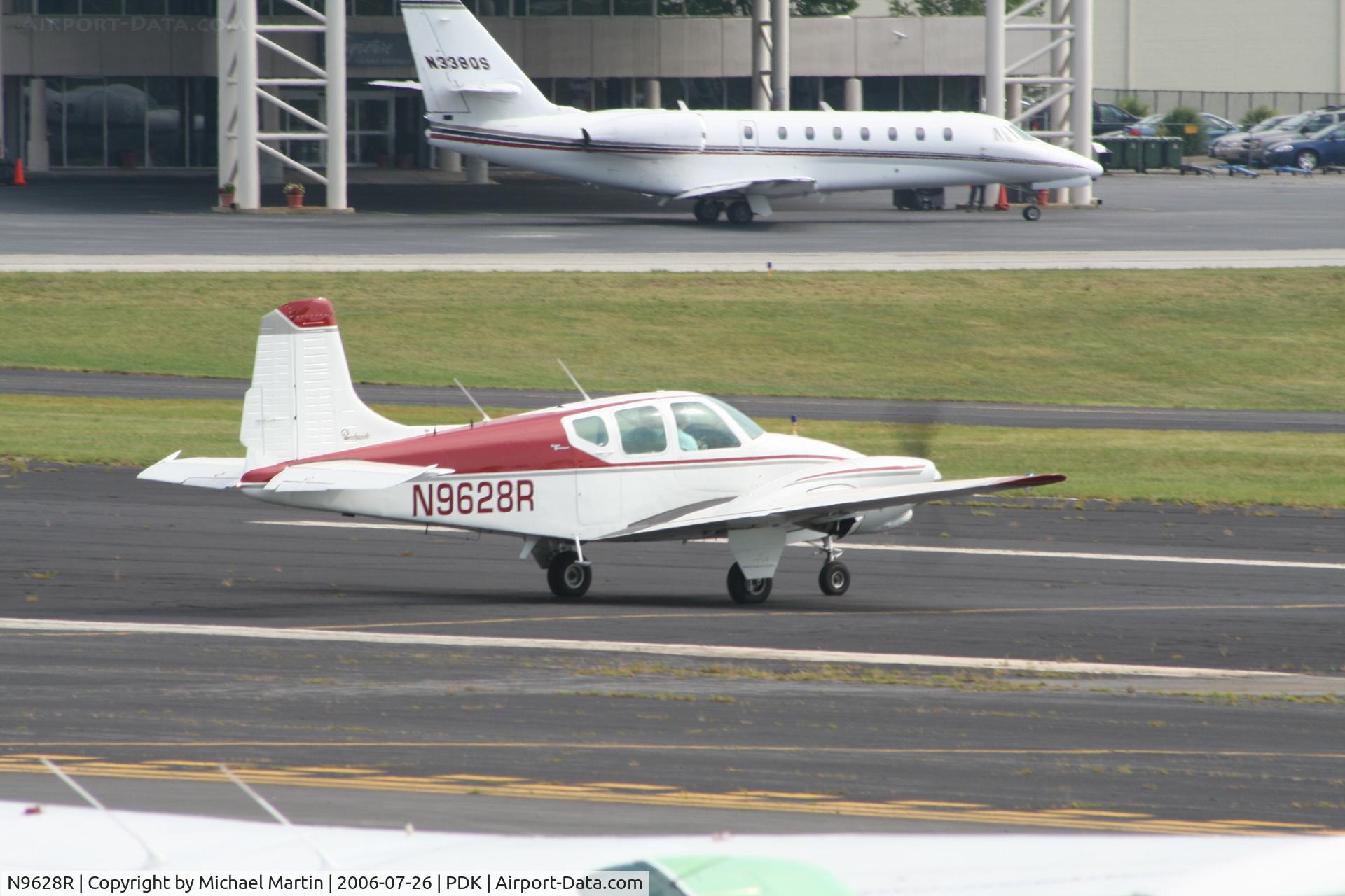 N9628R, 1959 Beech B95 Travel Air C/N TD-304, Taxing to Runway 20R