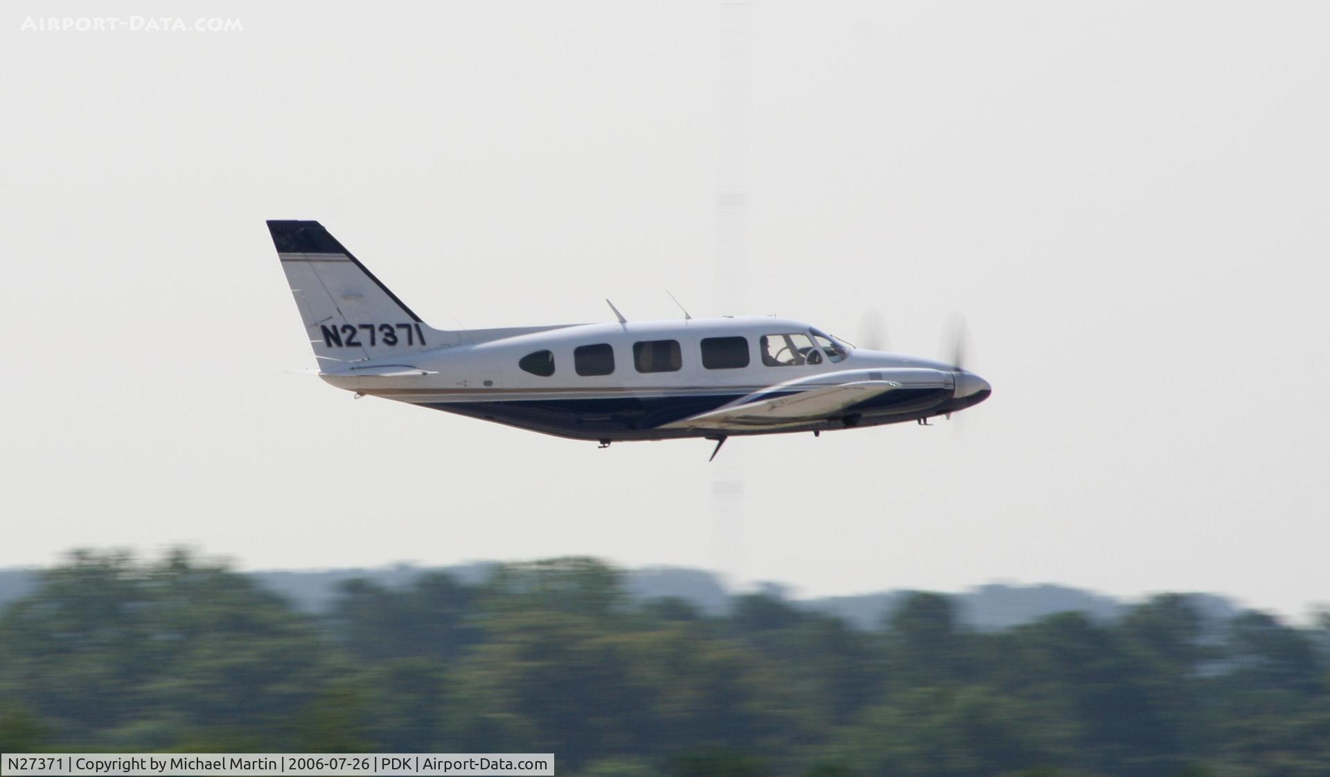 N27371, 1977 Piper PA-31-310 Navajo C/N 31-7712100, Departing 20L - Gear Up!