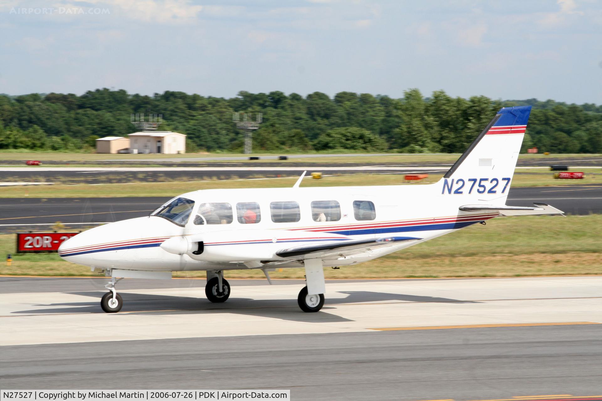 N27527, 1977 Piper PA-31-350 Chieftain C/N 31-7852044, Taxing from originating flight in LEX