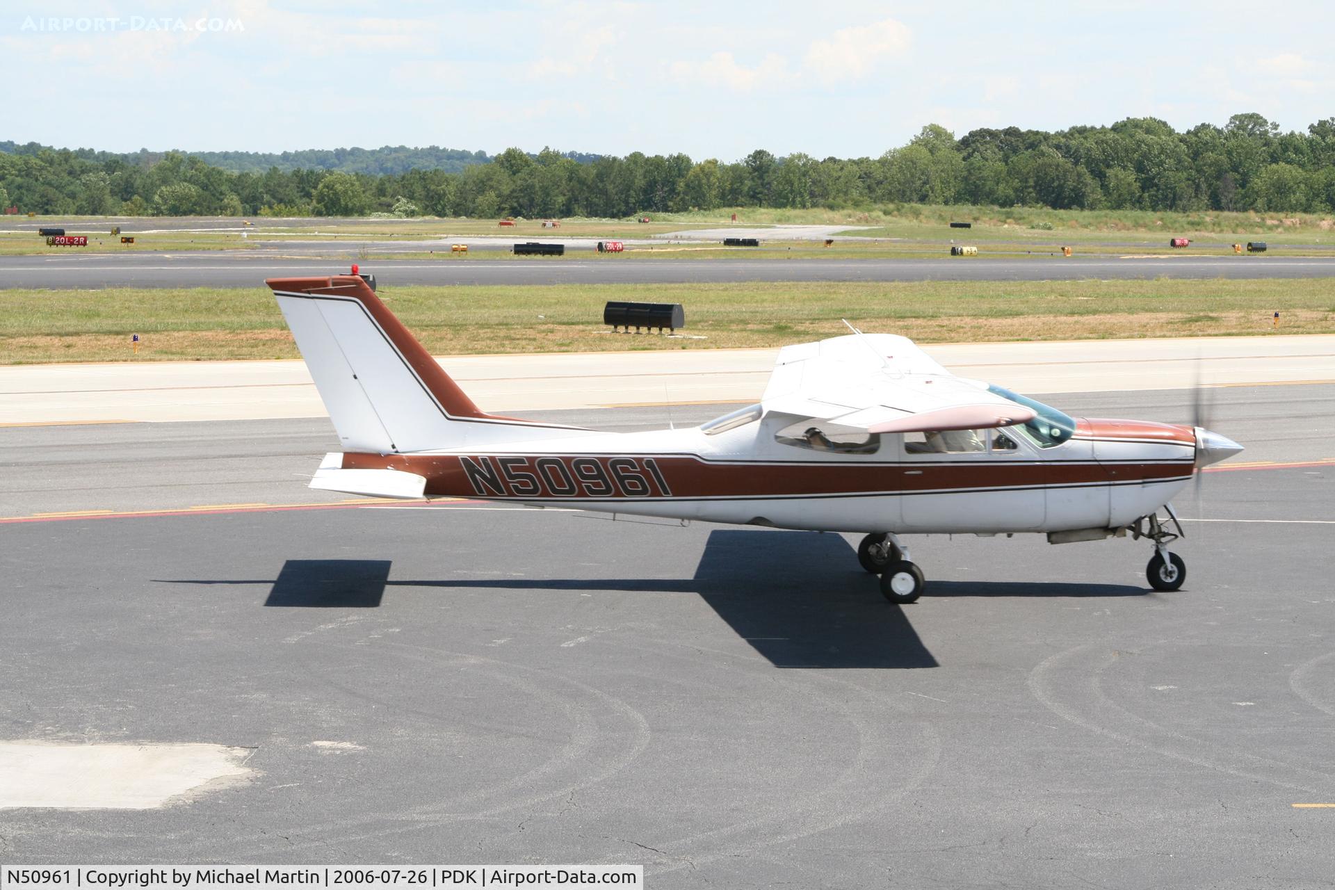 N50961, 1977 Cessna 177RG Cardinal C/N 177RG1136, Do I taxi to the right?