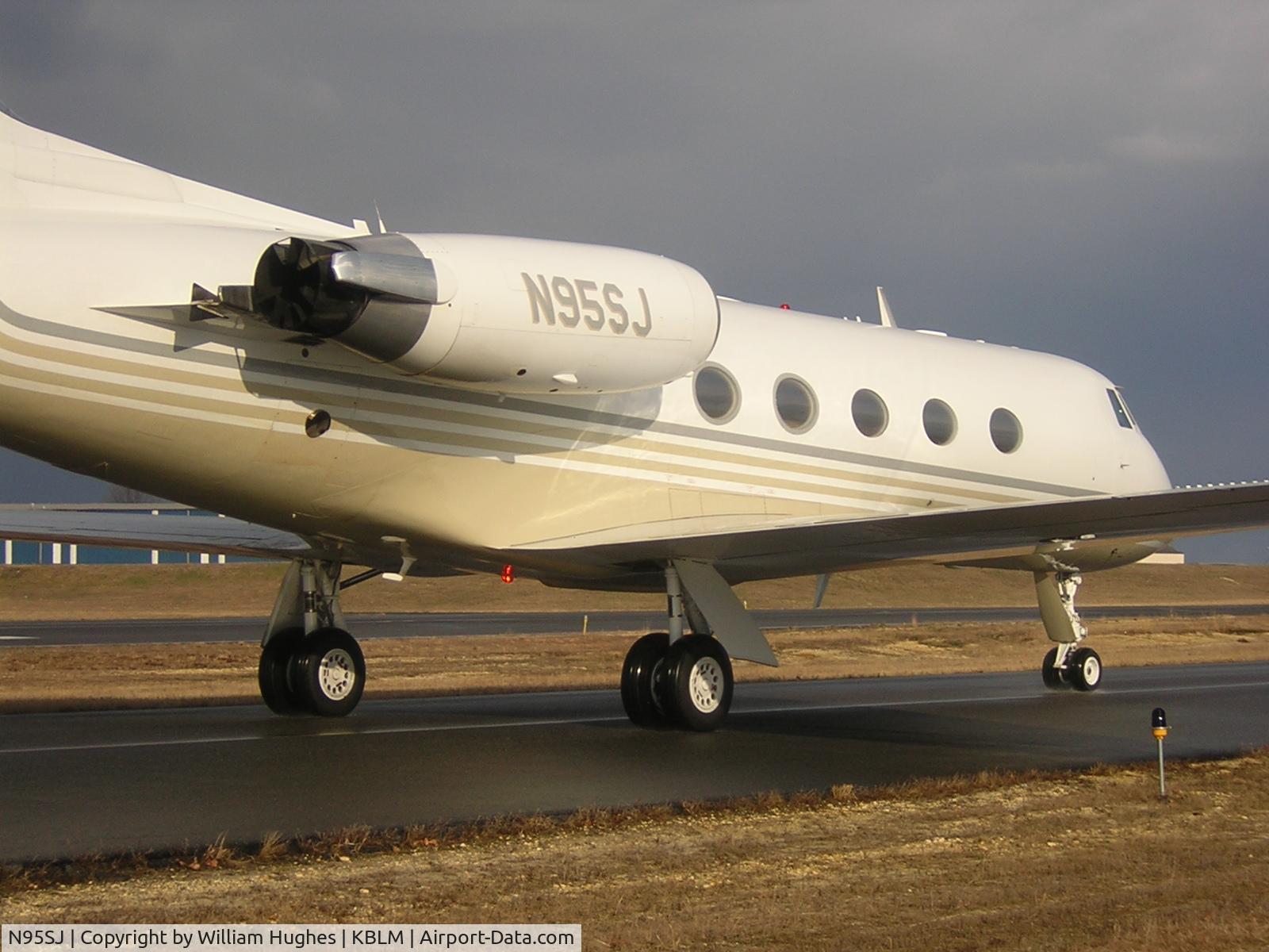 N95SJ, 1969 Grumman G-1159B Gulfstream II-B C/N 064, dropping off passengers