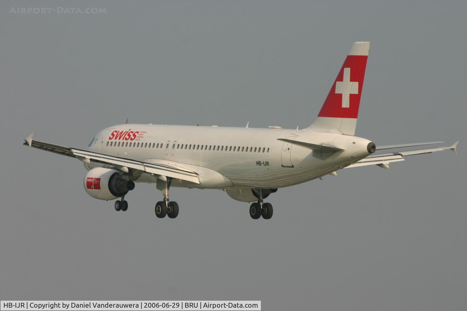 HB-IJR, 1997 Airbus A320-214 C/N 0703, arrival of flight LX786 to rwy 25L