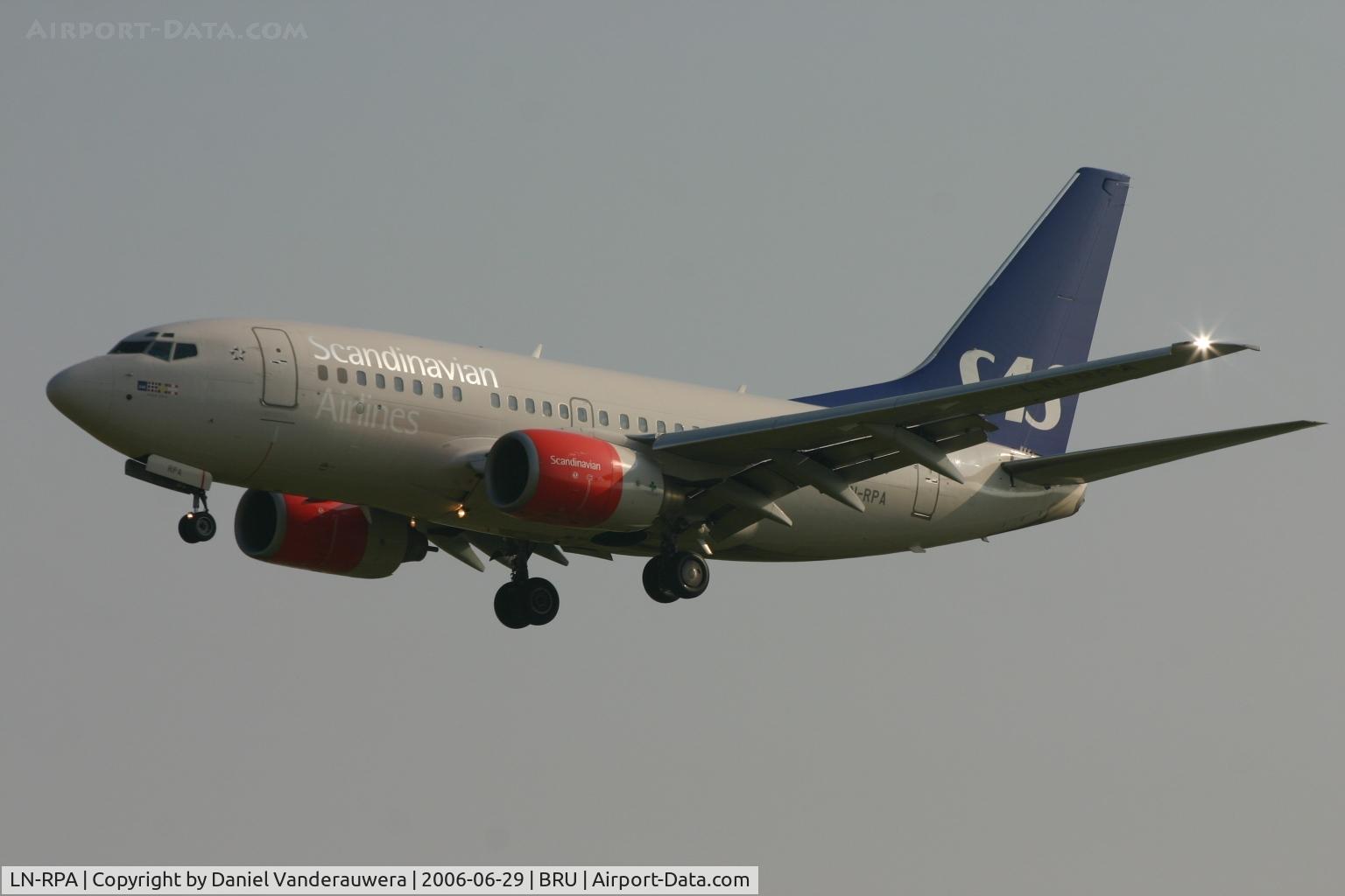 LN-RPA, 1998 Boeing 737-683 C/N 28290, light is still bad at 09:01 am