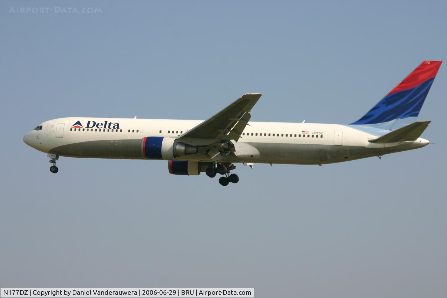 N177DZ, 1999 Boeing 767-332 C/N 29698, arrival of flight DL140 - rwy 25L