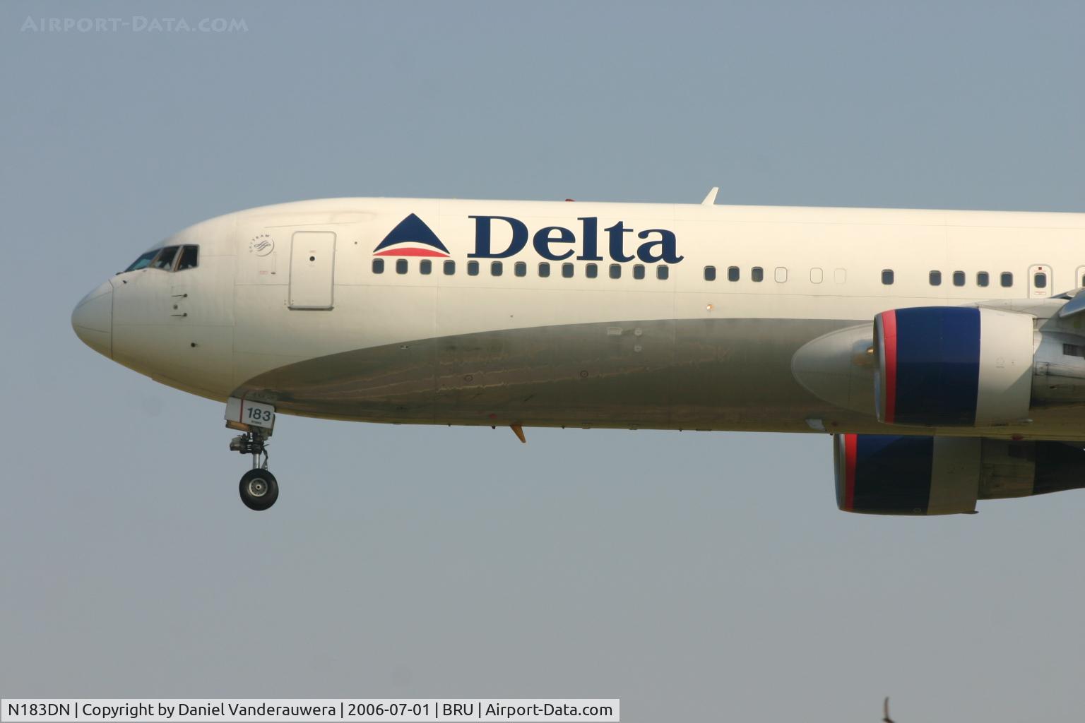 N183DN, 1993 Boeing 767-332 C/N 27110, arrival of flight DL140 on rwy 25L