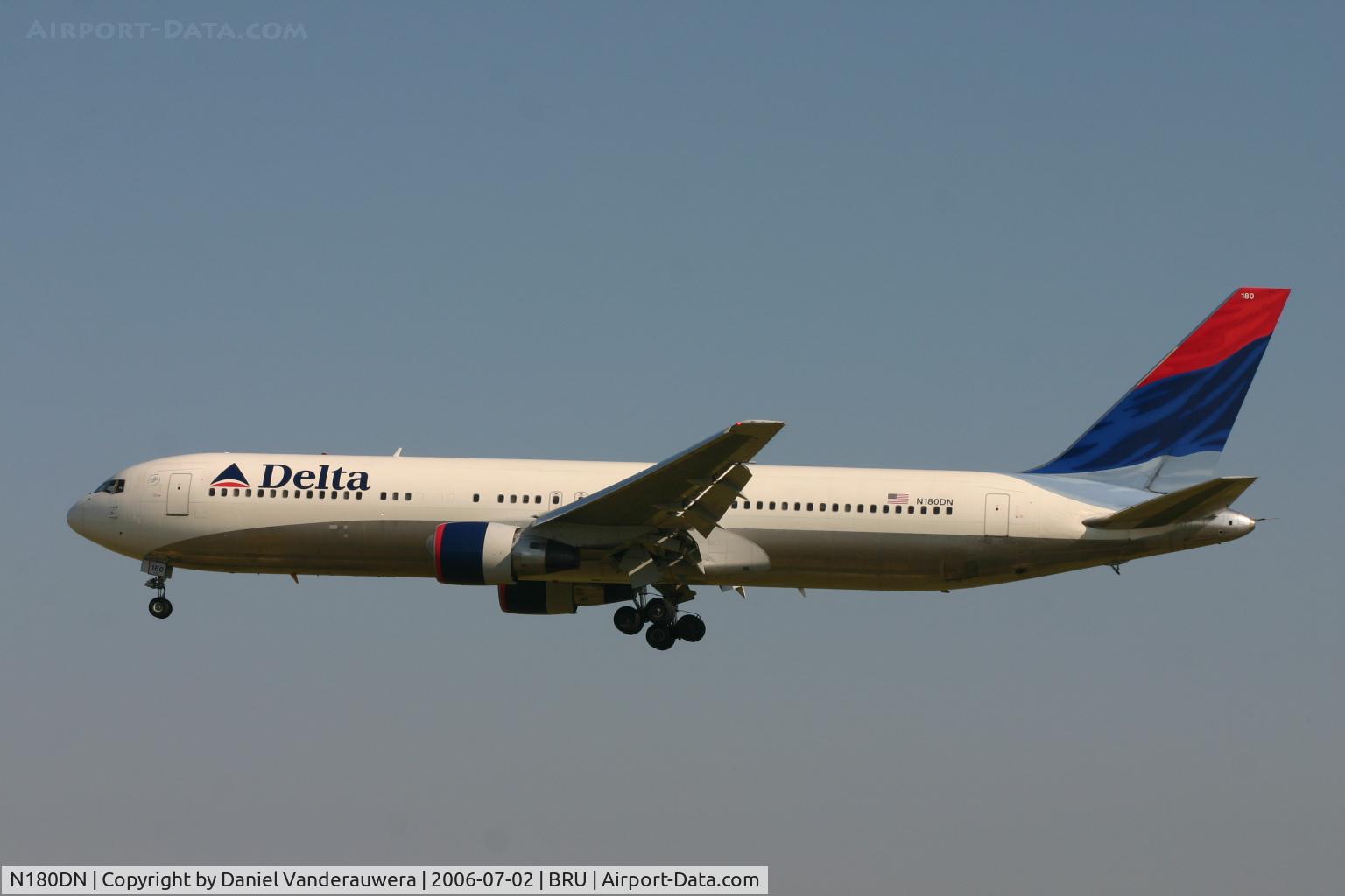 N180DN, 1992 Boeing 767-332 C/N 25985, arrival of flight DL124