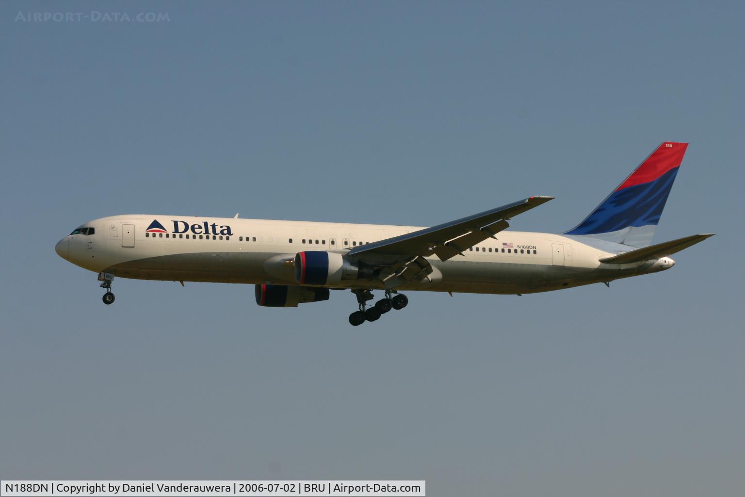 N188DN, 1996 Boeing 767-332 C/N 27583, arrival of flight DL140