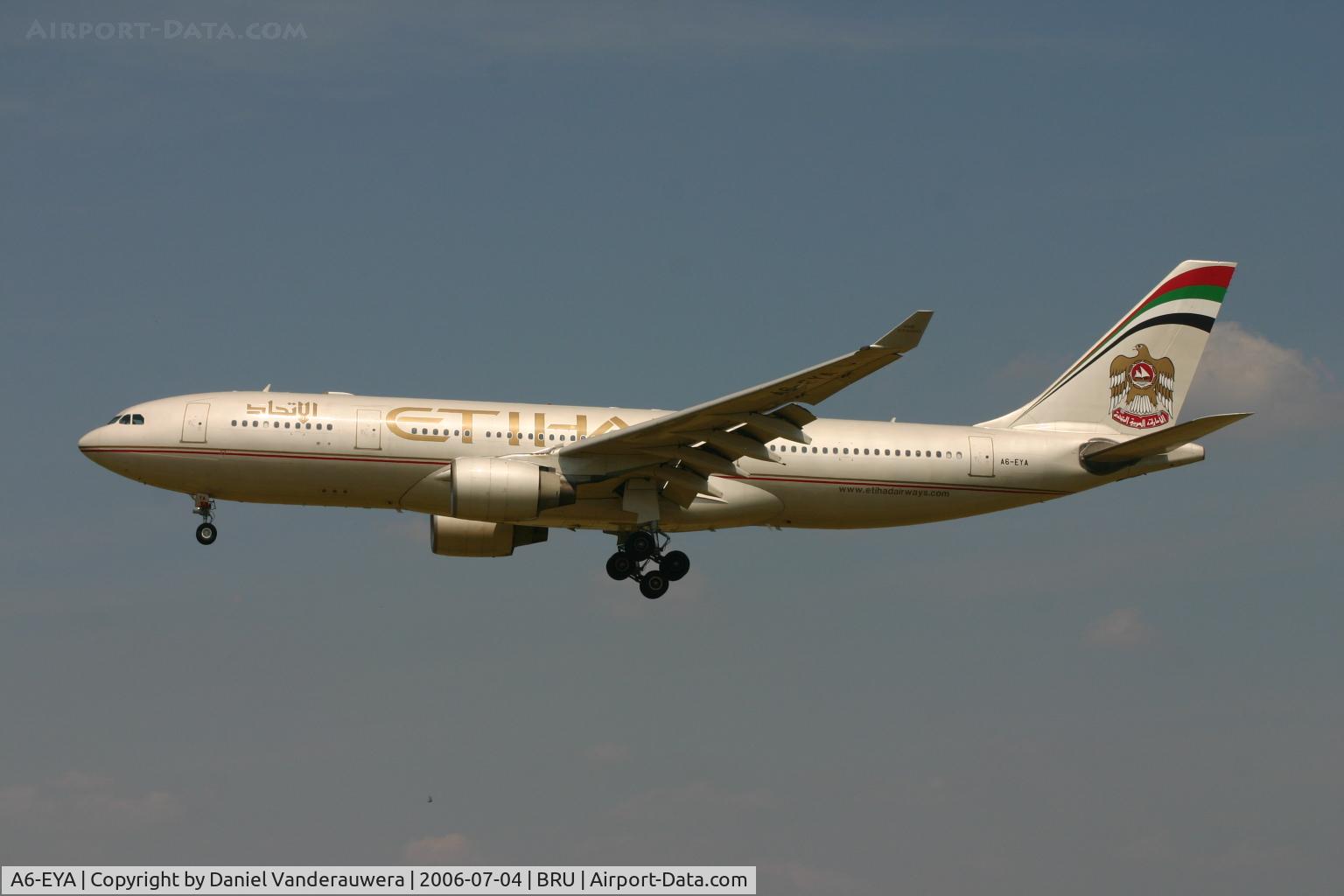 A6-EYA, 2000 Airbus A330-223 C/N 361, short to land on rwy 25L