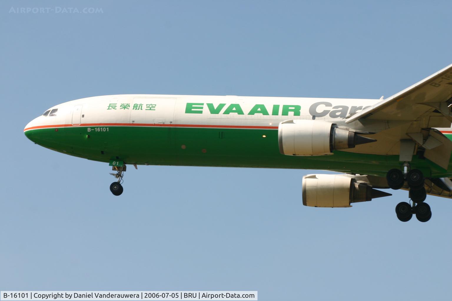 B-16101, McDonnell Douglas MD-11 C/N 48542, descending to rwy 25R