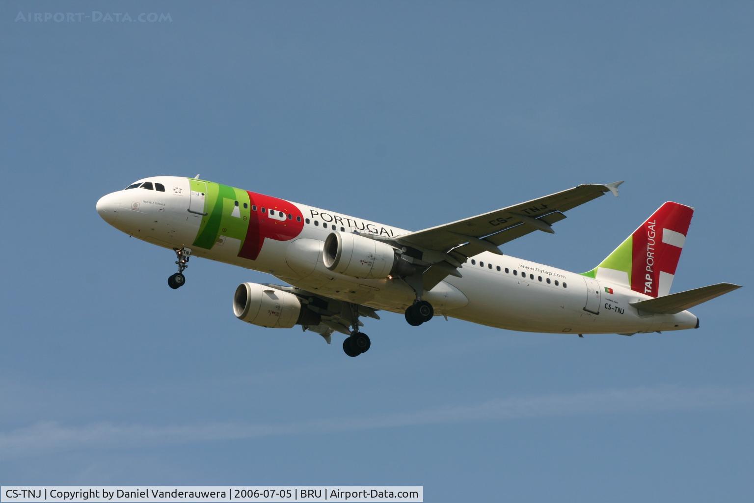 CS-TNJ, 2000 Airbus A320-214 C/N 1181, FLORBELA ESPANCA is descending to rwy 25R