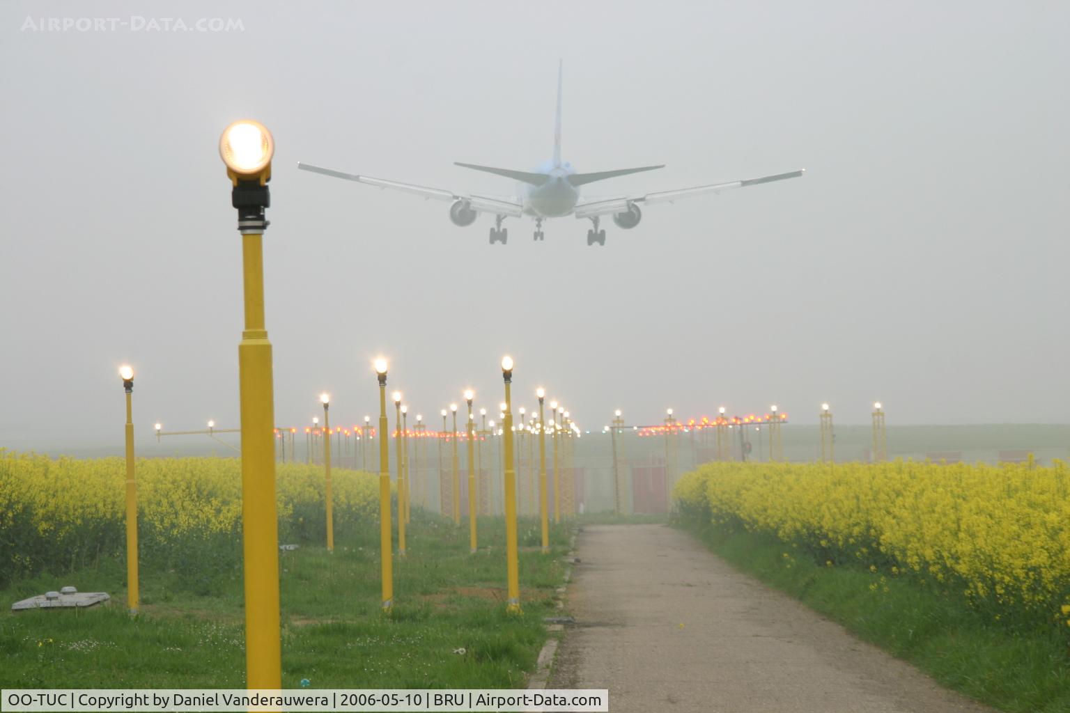OO-TUC, 1990 Boeing 767-341/ER C/N 24844, landing on rwy 25R in the fog !