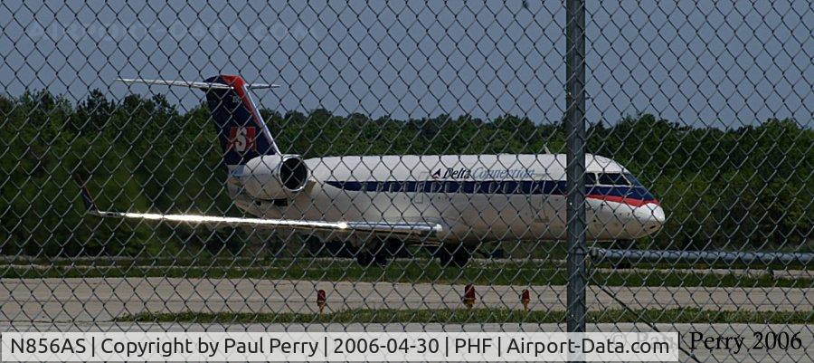 N856AS, 2000 Bombardier CRJ-200ER (CL-600-2B19) C/N 7404, Delta Connections taxiing in