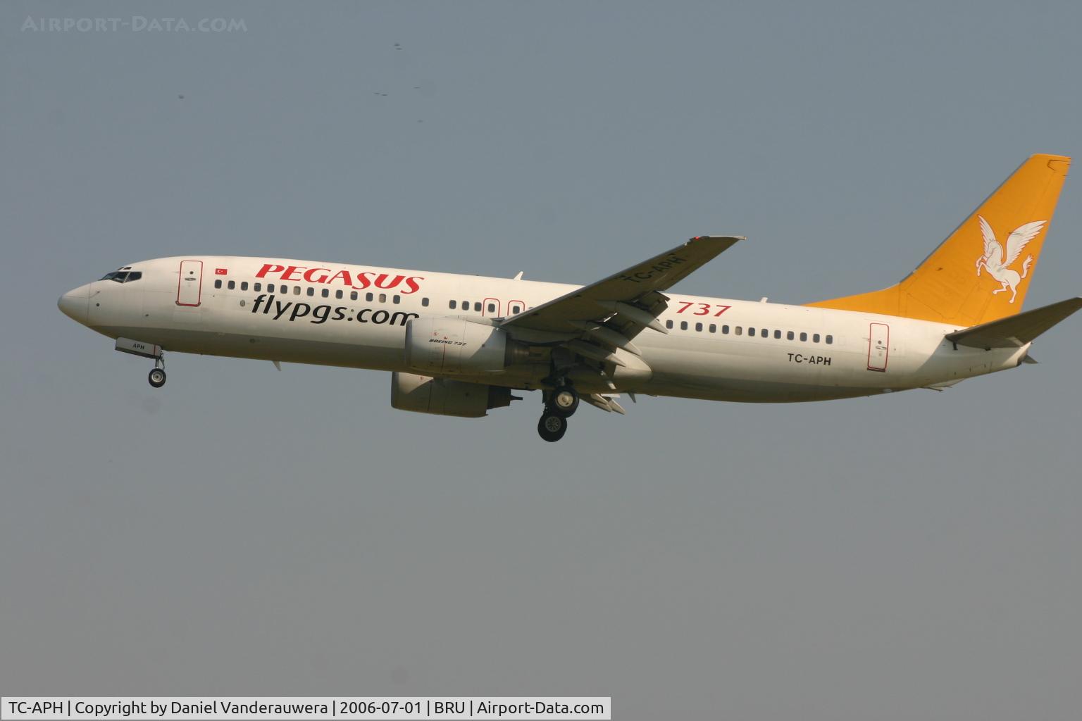 TC-APH, 2001 Boeing 737-8S3 C/N 29250/792, short to land on rwy 25L