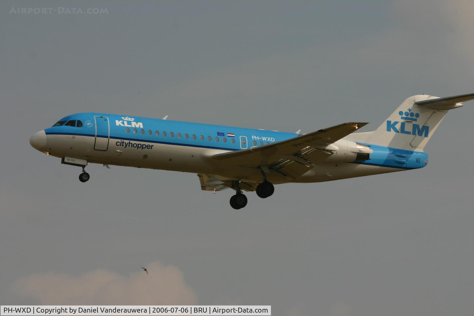 PH-WXD, 1995 Fokker 70 (F-28-0070) C/N 11563, short to land on rwy 25L