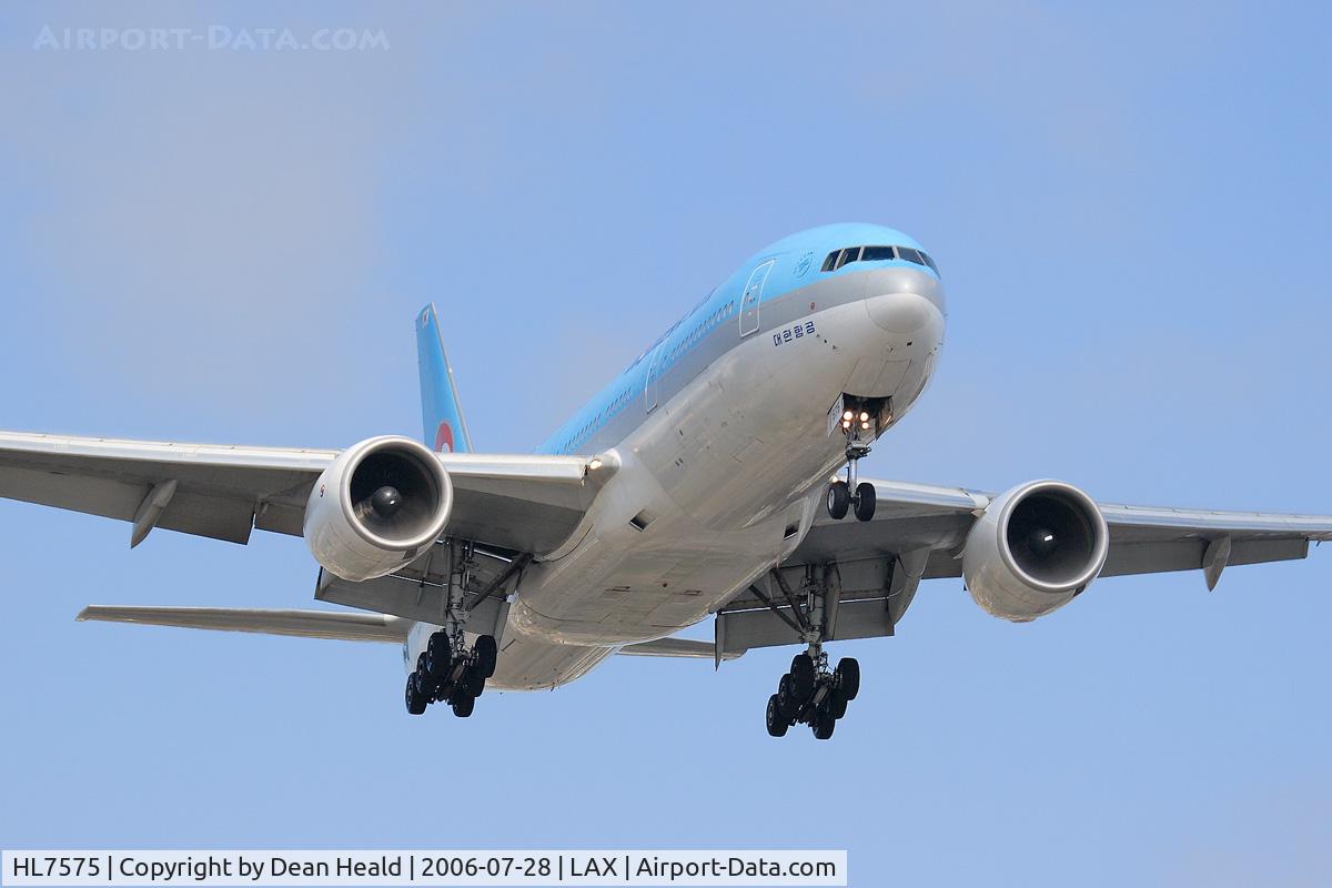 HL7575, 2000 Boeing 777-2B5/ER C/N 28445, Korean Air HL7575 (FLT KAL15) from Incheon Int'l (RKSI) - Seoul, Korea on final approach to RWY 24R.