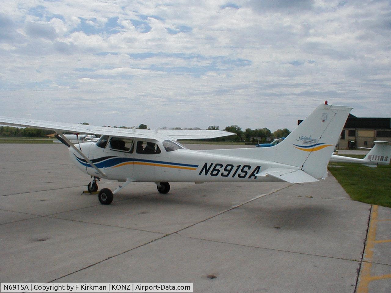 N691SA, 2000 Cessna 172S C/N 172S-8492, C172SP on ramp at Grosse Ile Mun. Airport