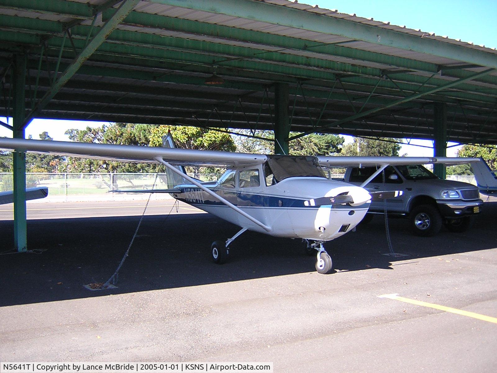N5641T, 1964 Cessna 172E C/N 17251541, Tied-down under the T-hanger