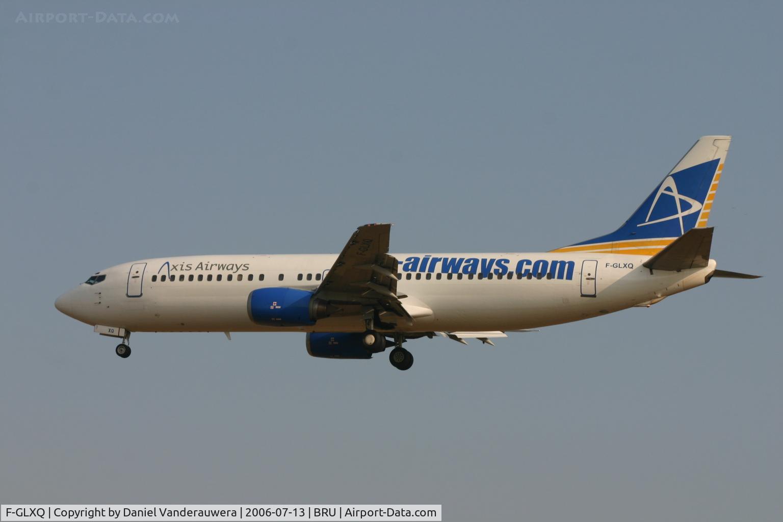 F-GLXQ, 1990 Boeing 737-4Y0 C/N 24688, short to land on rwy 25L