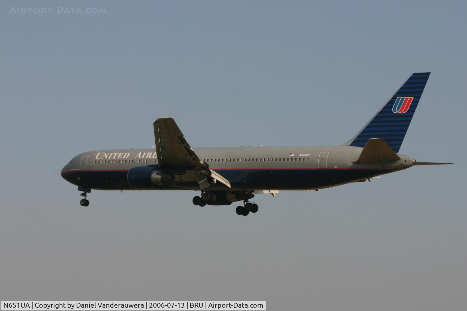 N651UA, 1992 Boeing 767-322 C/N 25389, descending to rwy 25L