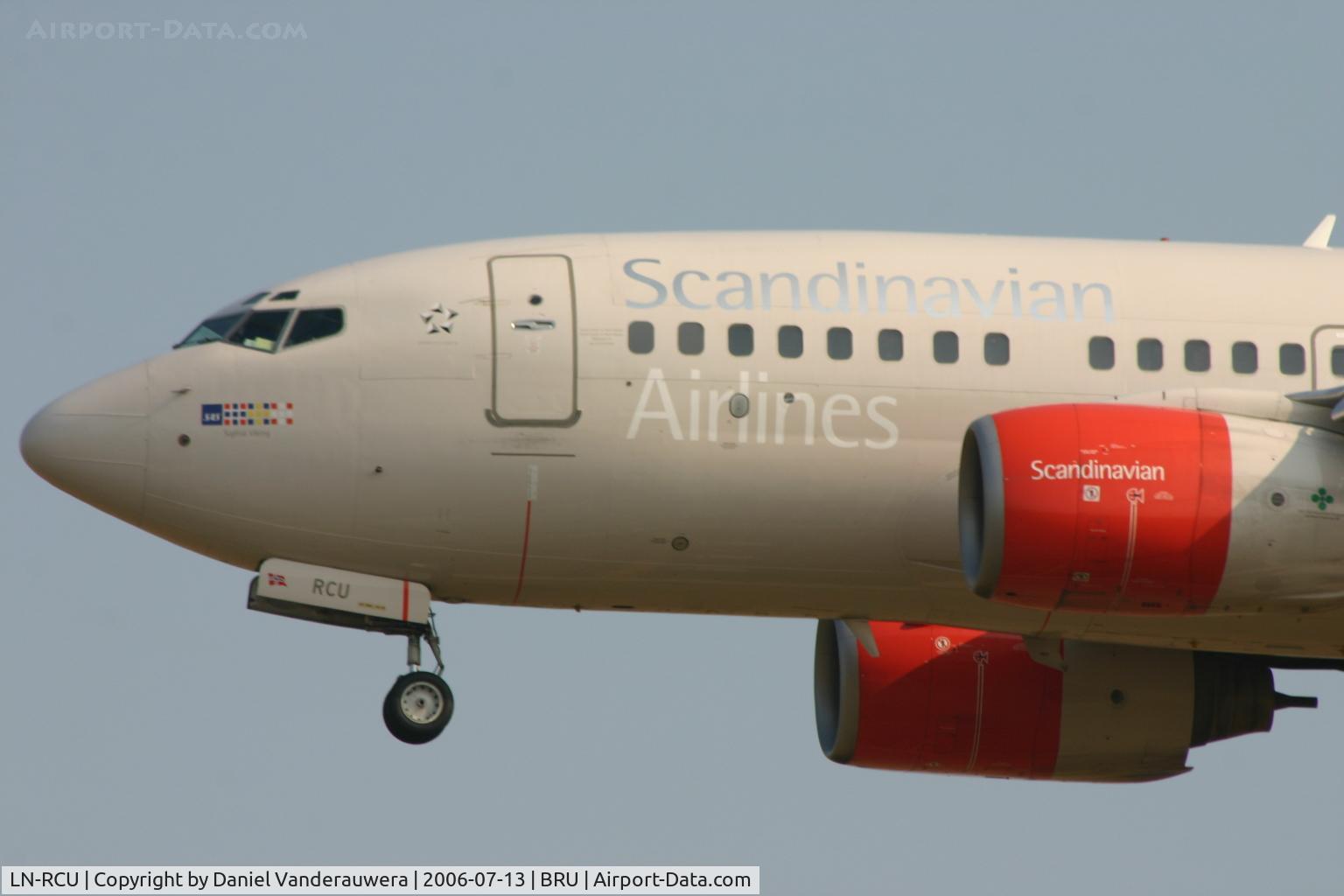 LN-RCU, 1999 Boeing 737-683 C/N 30190, short to land on rwy 25L