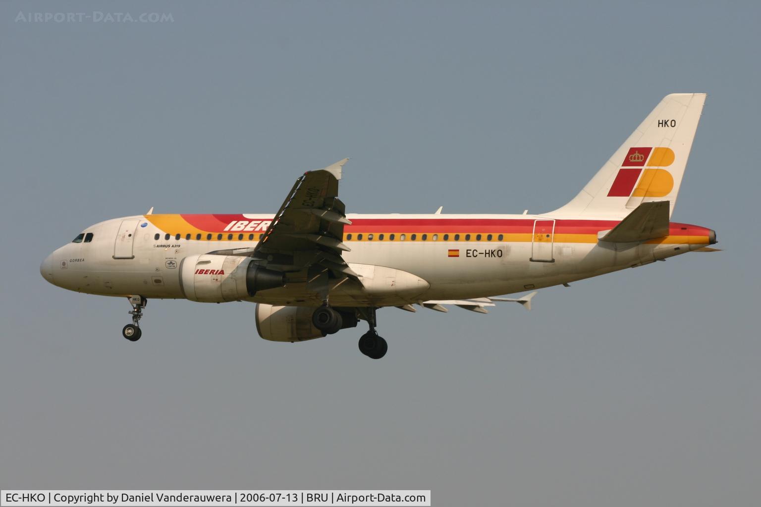 EC-HKO, 2000 Airbus A319-111 C/N 1362, GORBEA is about to land on rwy 25L