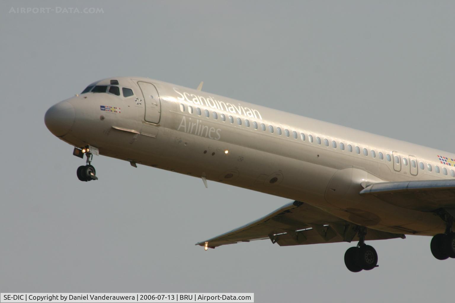 SE-DIC, McDonnell Douglas MD-87 (DC-9-87) C/N 49607, flight SK593 is about to land on rwy 25L