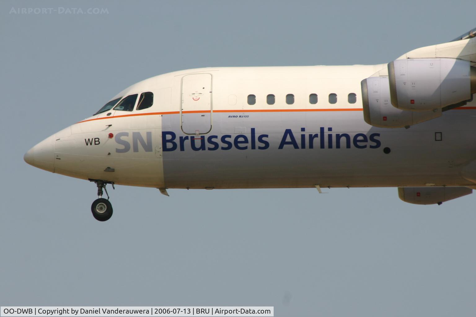 OO-DWB, 1997 British Aerospace Avro 146-RJ100 C/N E3315, descending to rwy 25L