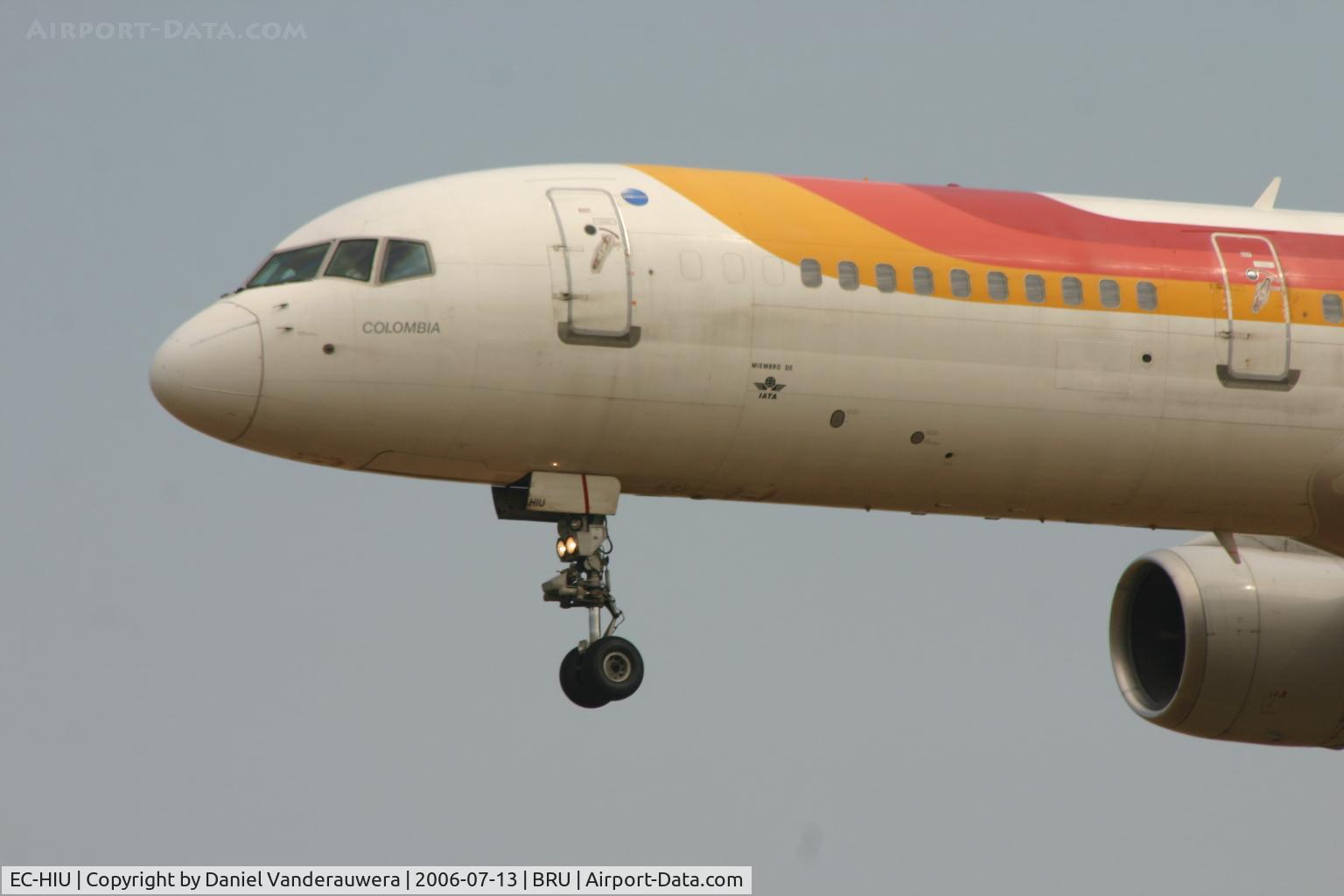EC-HIU, 2000 Boeing 757-256 C/N 29311, COLOMBIA (flight IB3206) is arriving to rwy 25L