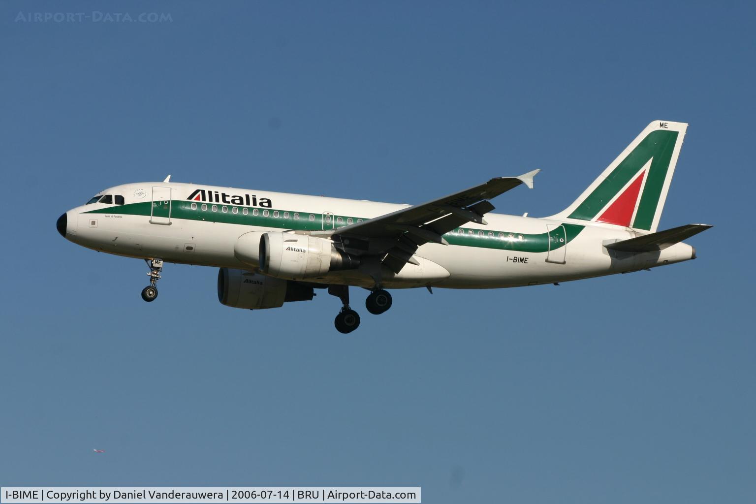 I-BIME, 2002 Airbus A319-112 C/N 1740, descending to rwy 02