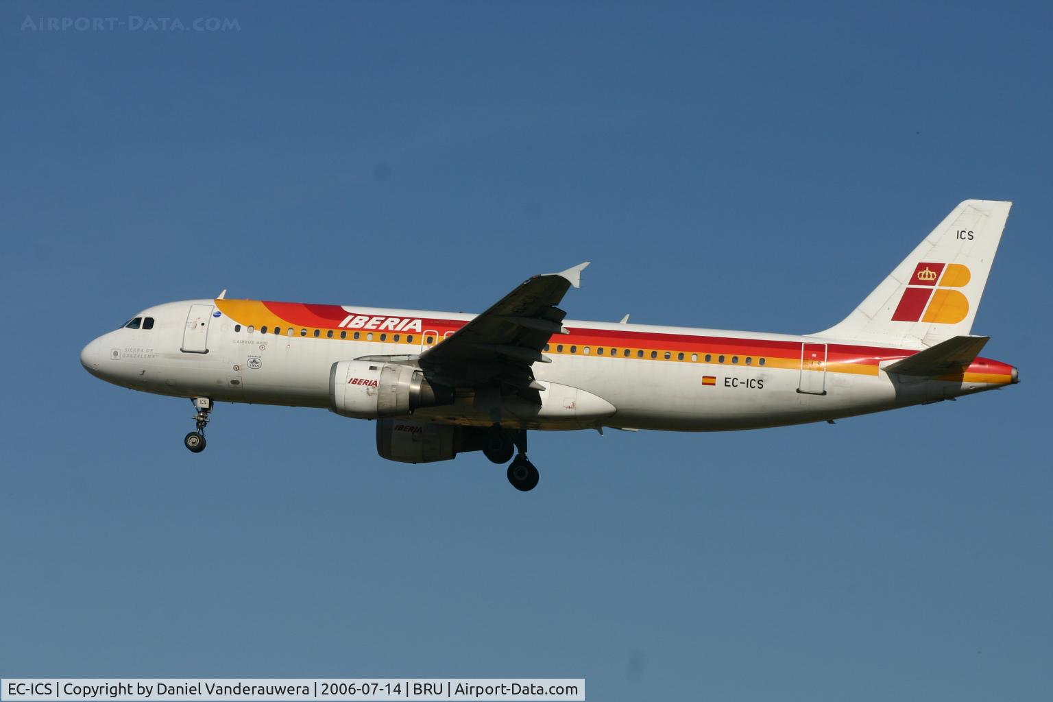 EC-ICS, 1991 Airbus A320-211 C/N 0241, SIERRA DE GRAZALEMA is descending to rwy 02