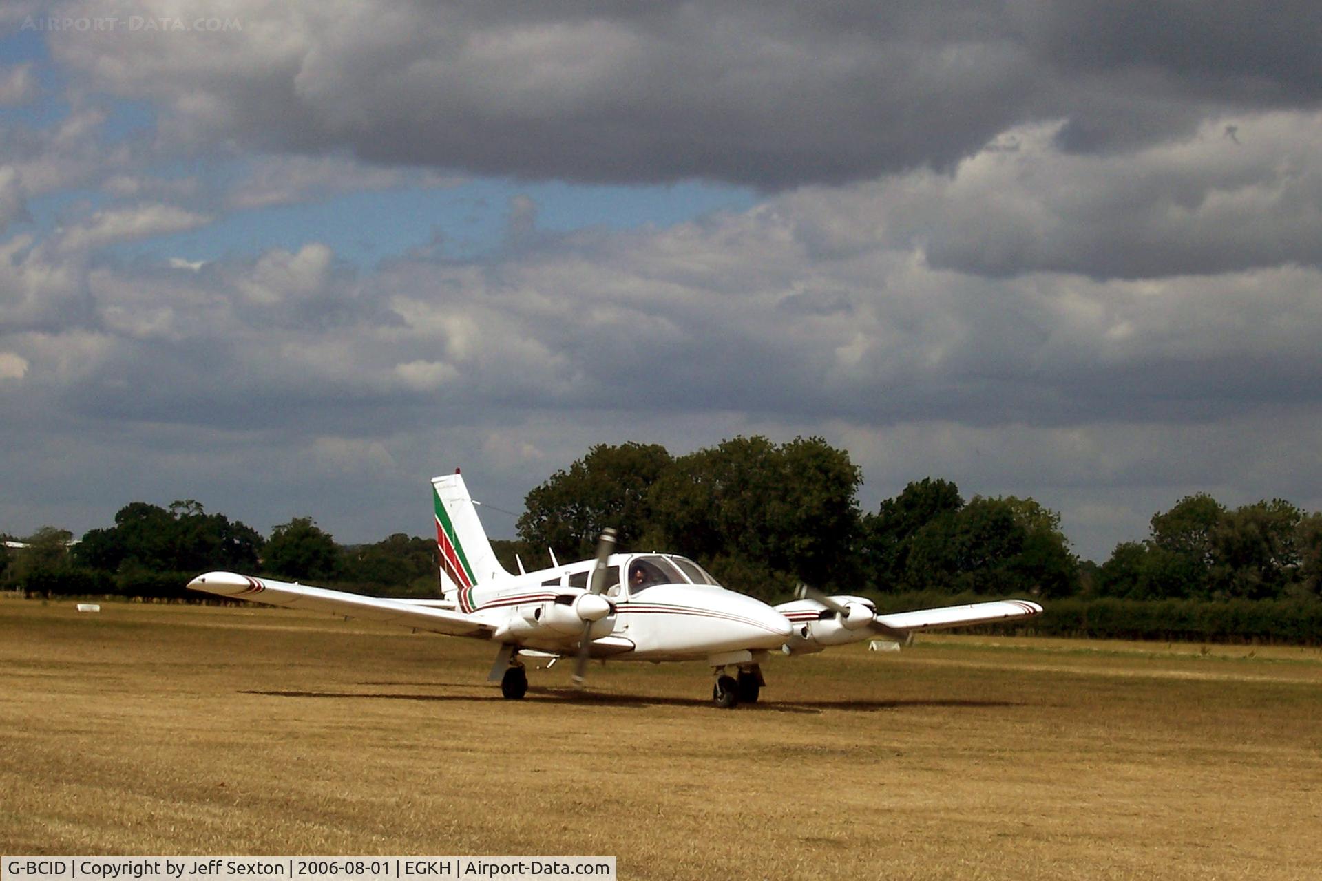 G-BCID, 1972 Piper PA-34-200 Seneca C/N 34-7250303, Piper Seneca PA-34-200-2 taxiing in at Lasheden/Headcorn England