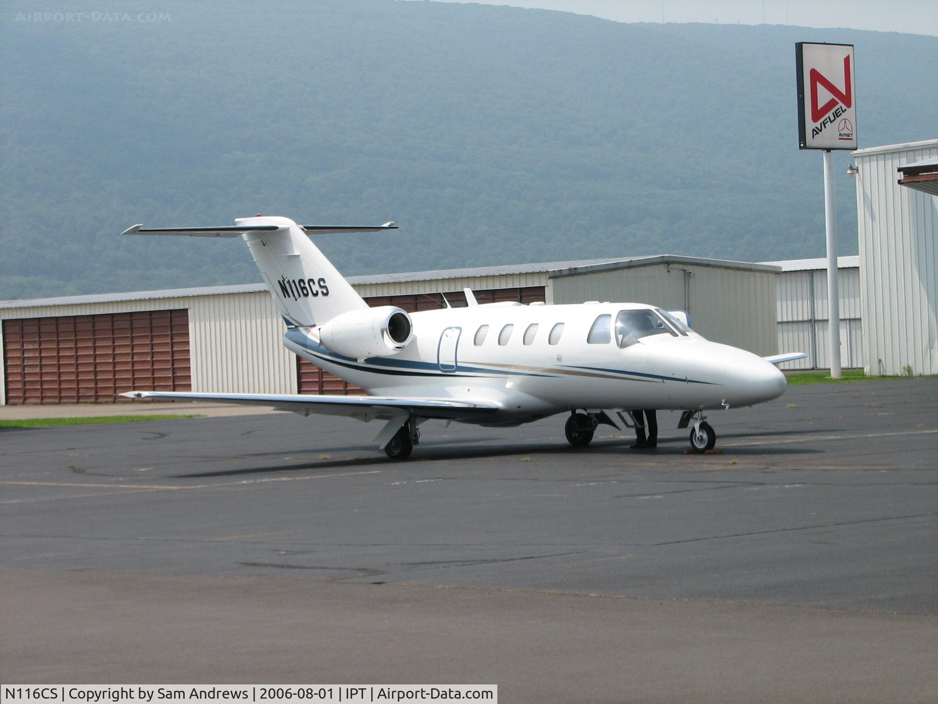 N116CS, Cirrus SR20 X C/N 2019, Waiting on the GA ramp at IPT