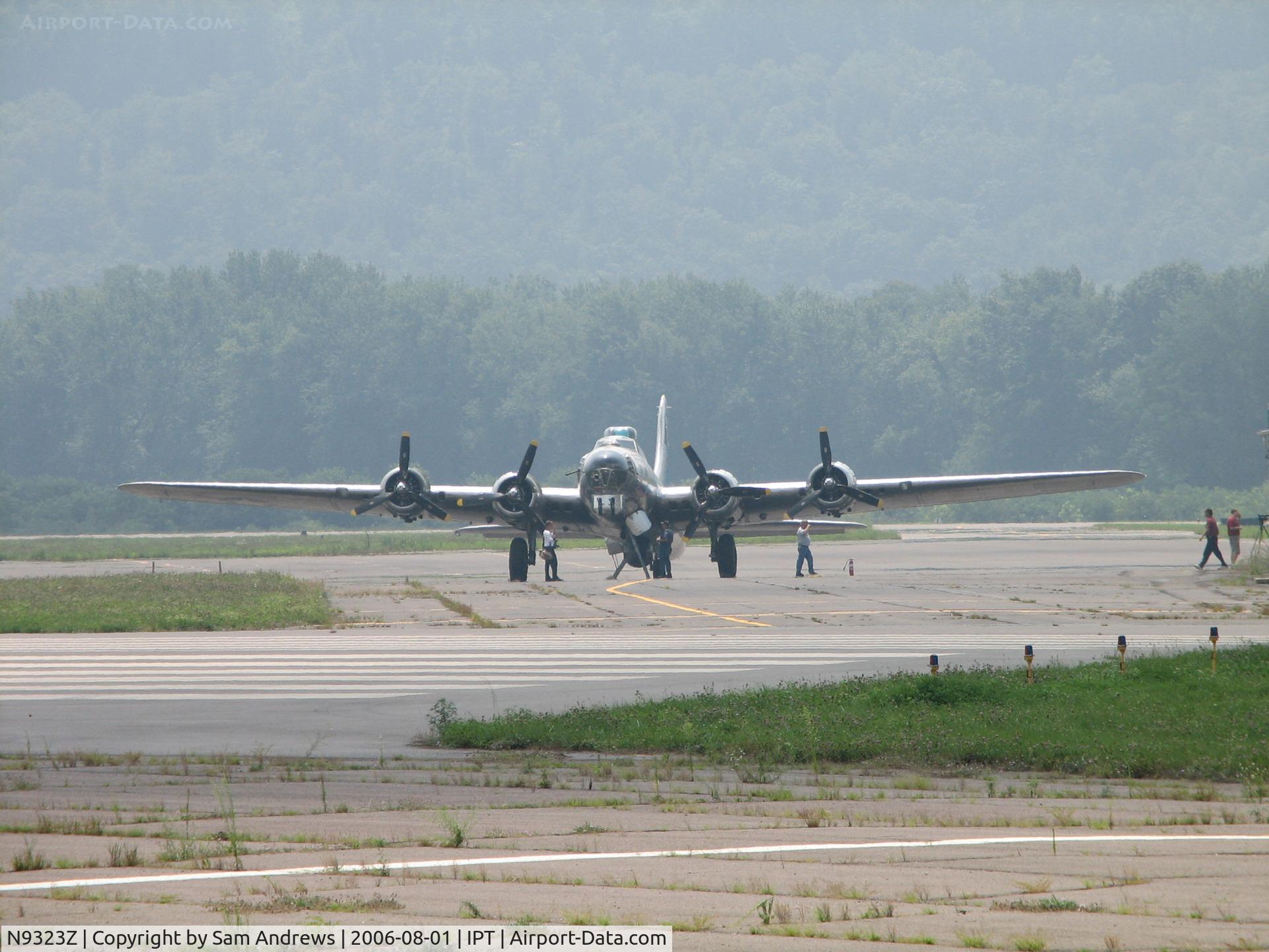 N9323Z, 1944 Boeing B-17G-85-DL Flying Fortress C/N 32155, Loading the news folks.
