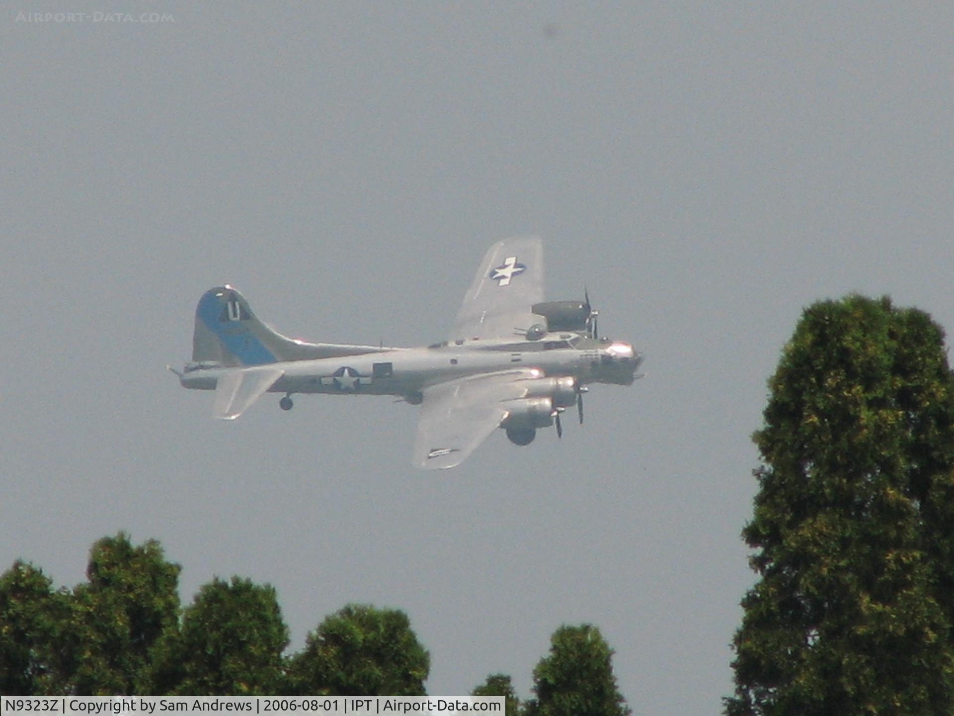 N9323Z, 1944 Boeing B-17G-85-DL Flying Fortress C/N 32155, Turnig final.