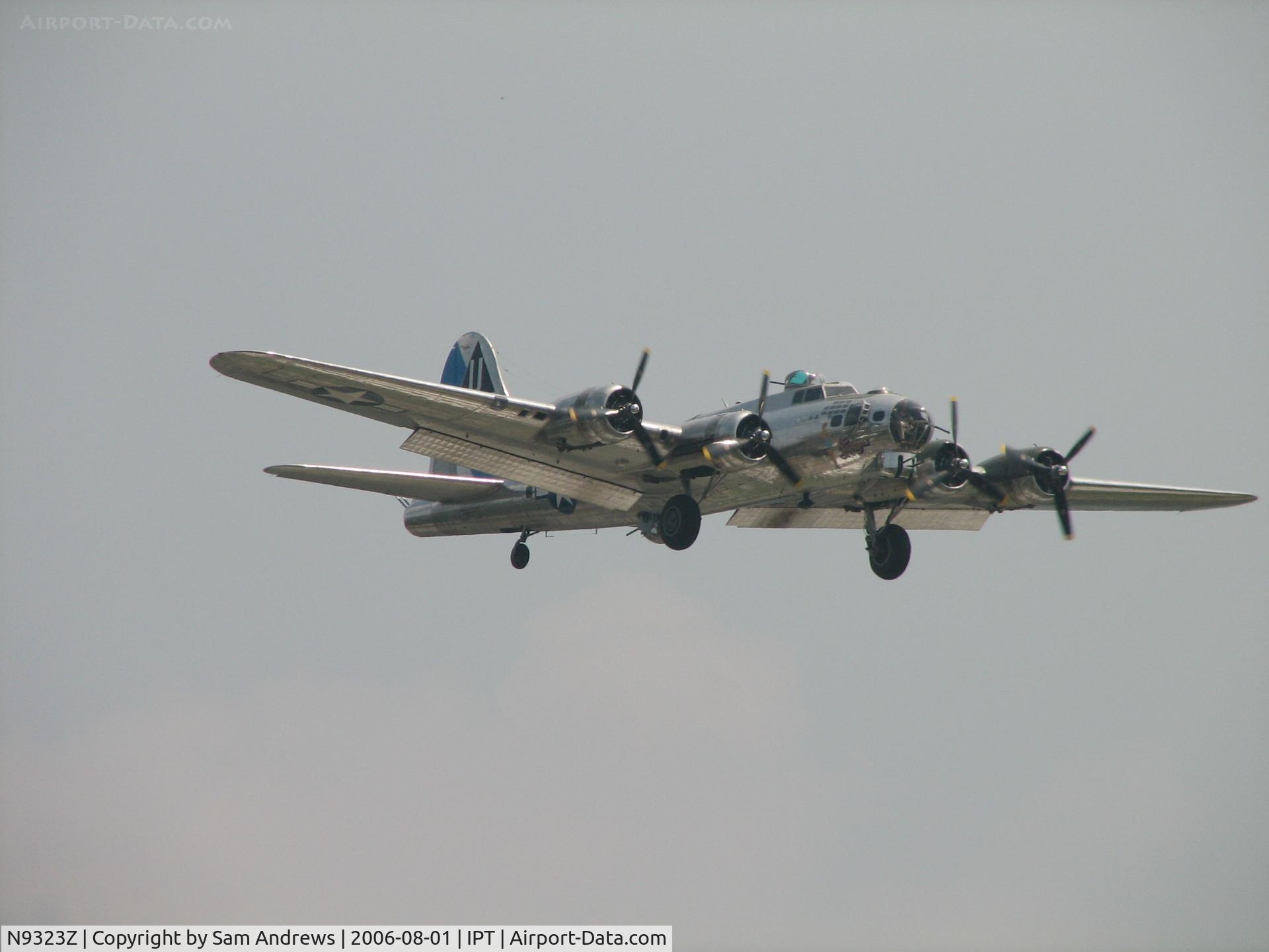 N9323Z, 1944 Boeing B-17G-85-DL Flying Fortress C/N 32155, Final for RWY 27