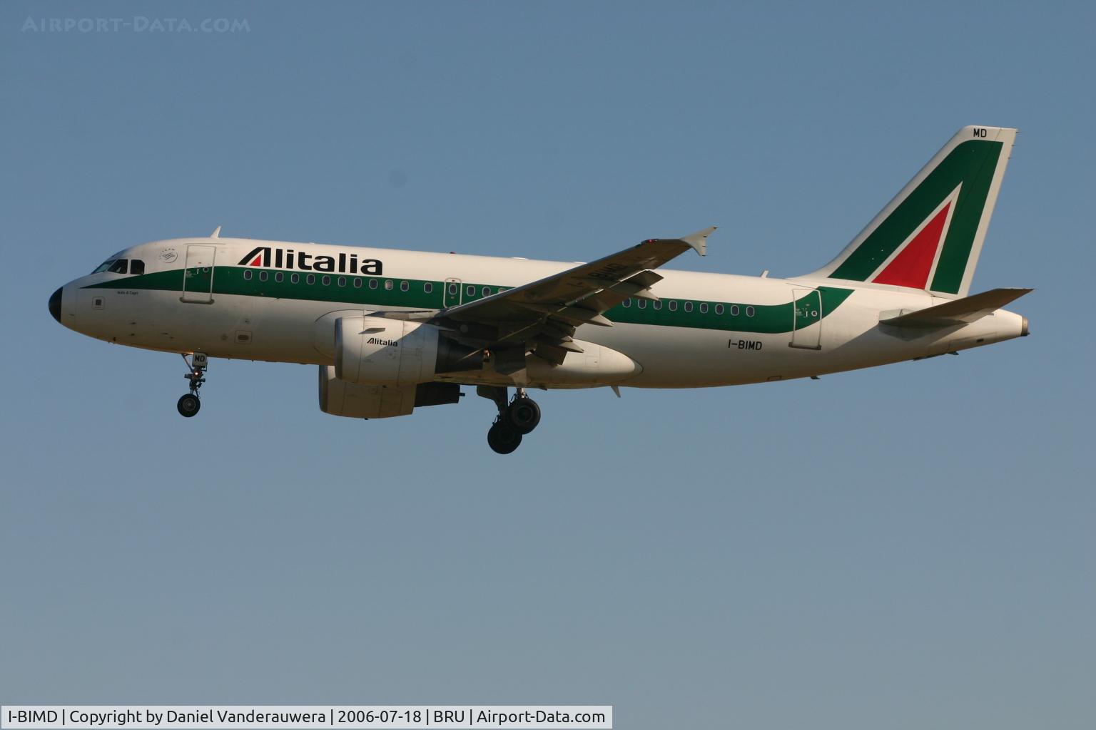 I-BIMD, 2003 Airbus A319-112 C/N 2074, ISOLA DI CAPRI arrives very early in the morning on rwy 25L