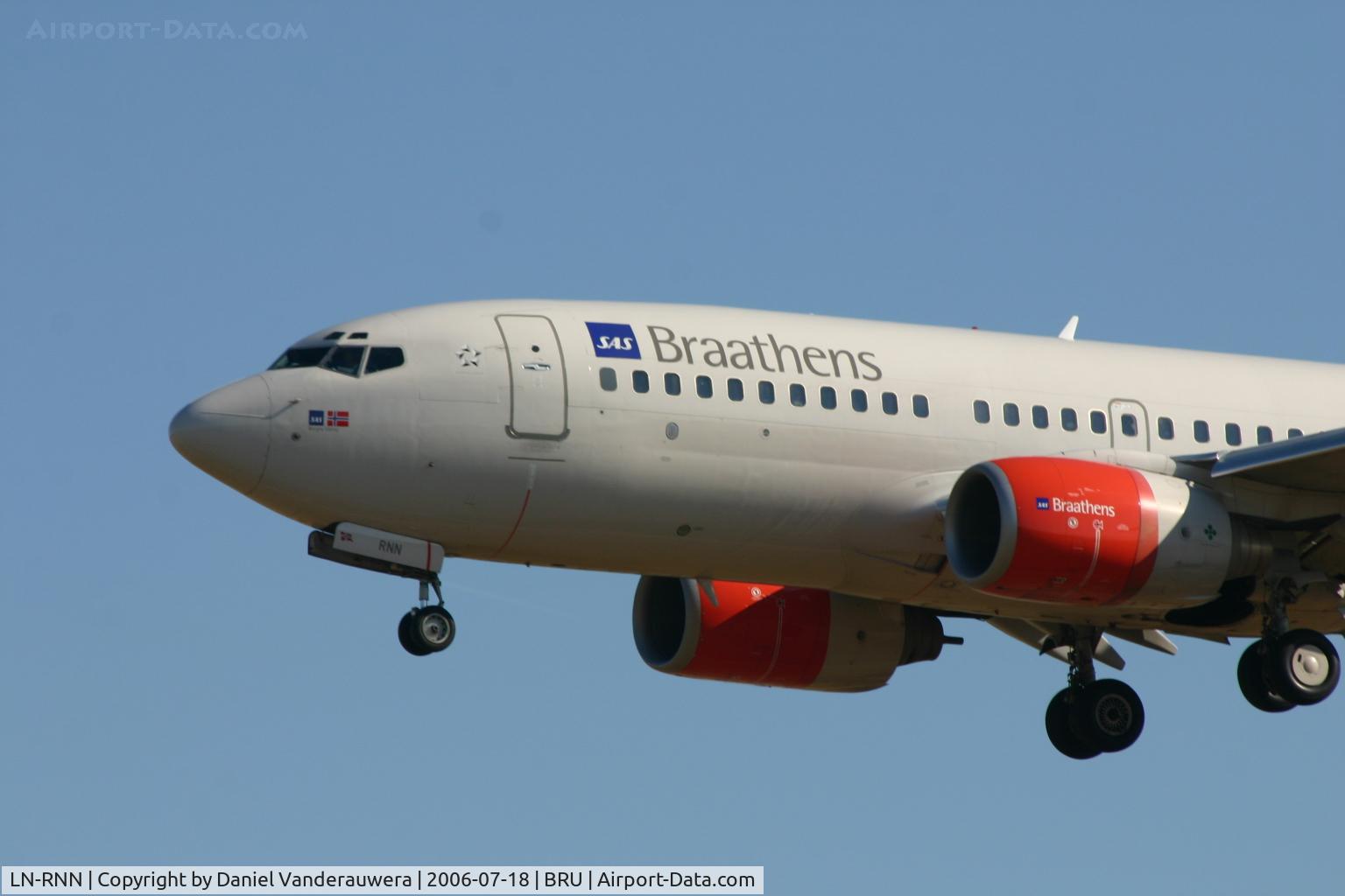 LN-RNN, 2000 Boeing 737-783 C/N 28315, descending to rwy 25L