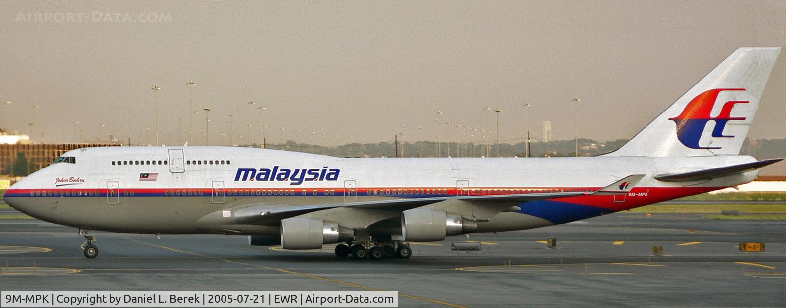 9M-MPK, 1998 Boeing 747-4H6 C/N 28427, One of Malaysia's elegant 747s taxies past at Newark International Aiport.