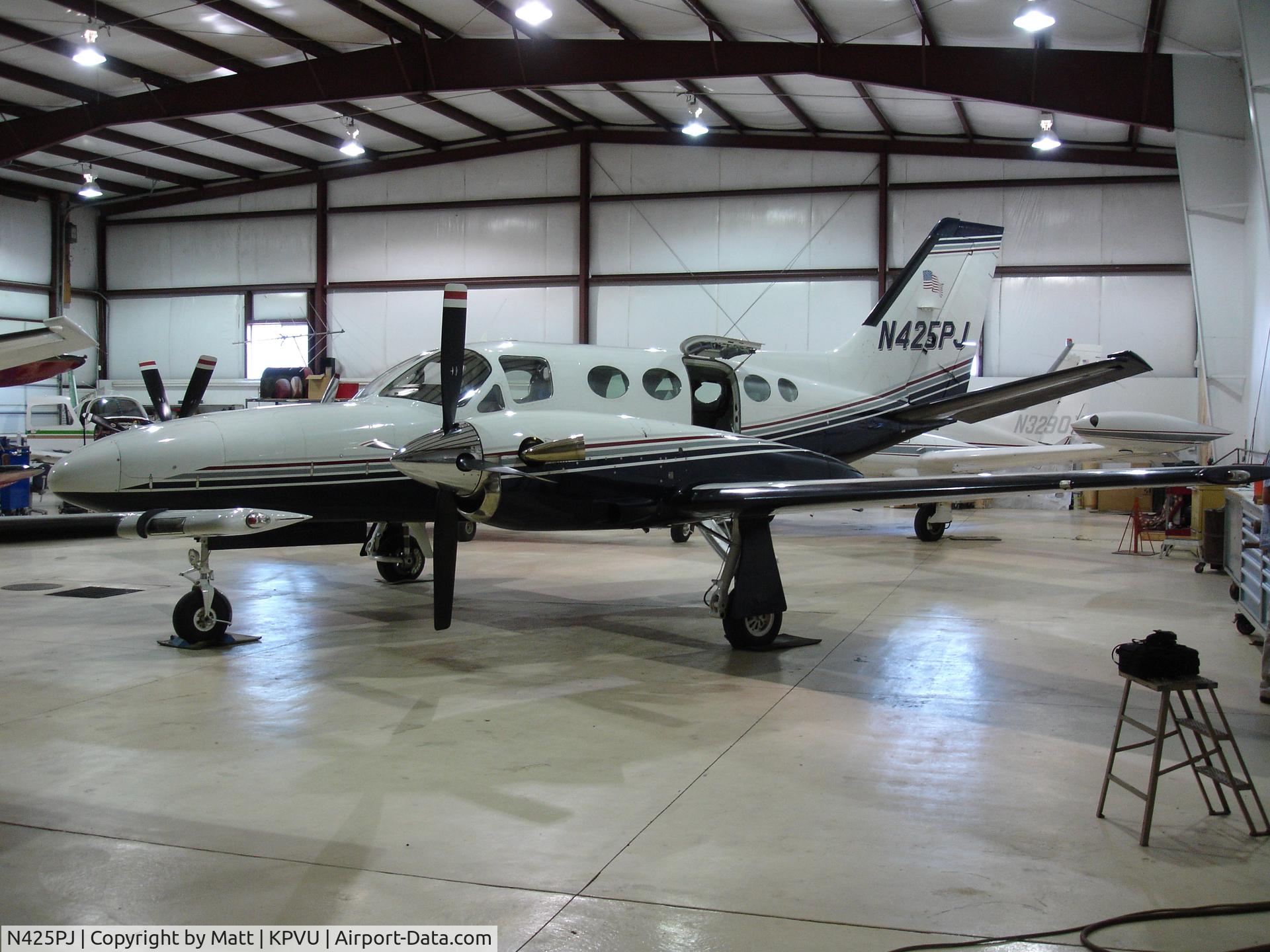 N425PJ, 1982 Cessna 425 Conquest I C/N 425-0157, 425PJ tucked away