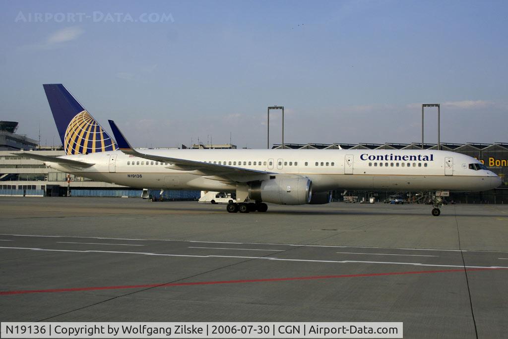 N19136, 1999 Boeing 757-224 C/N 29285, visitor