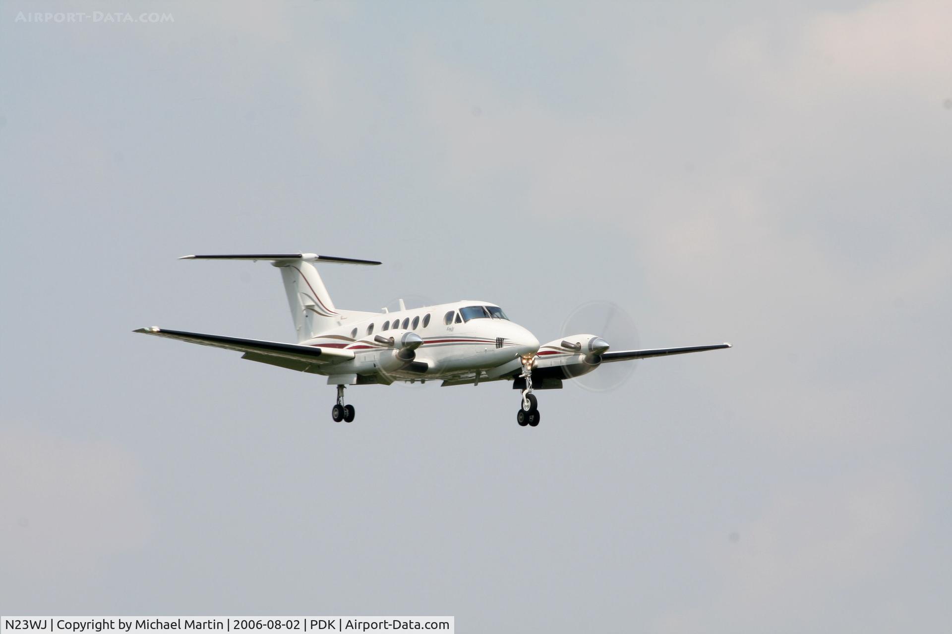N23WJ, 1988 Beech B200 King Air C/N BB-1297, On approach to 20R