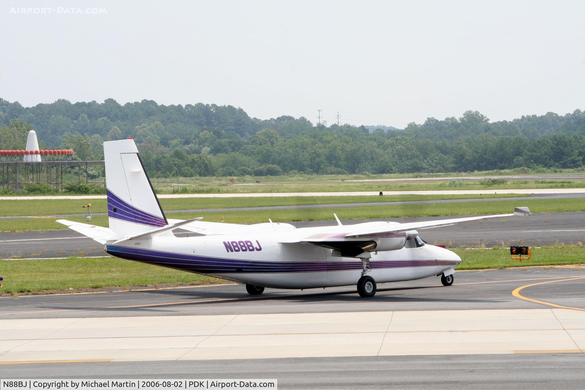 N88BJ, 1980 Rockwell International 690C C/N 11627, Taxing to Runway 34