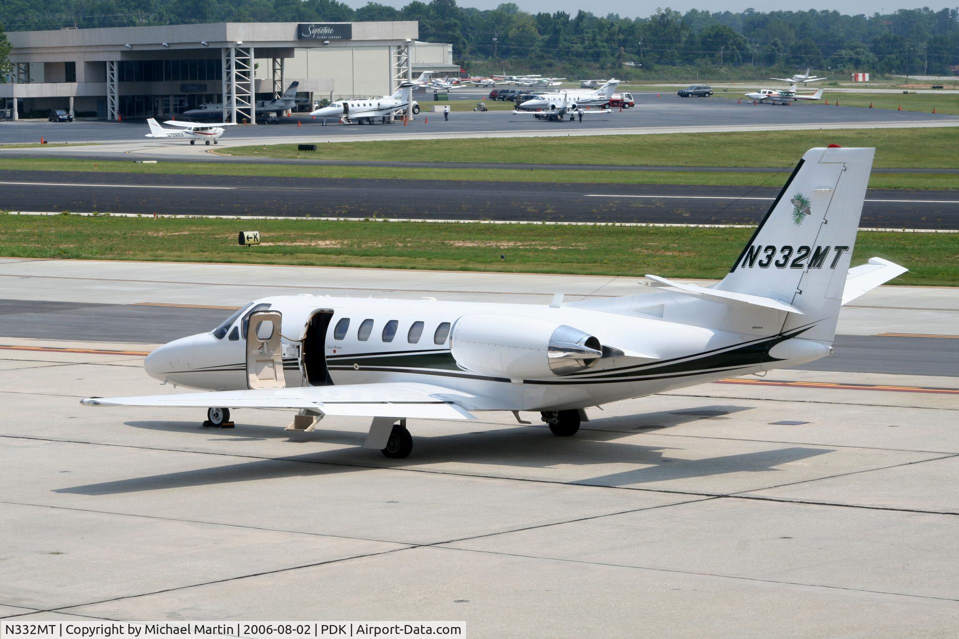 N332MT, 2005 Cessna 550 C/N 550-1105, Awaiting passengers @ PDK